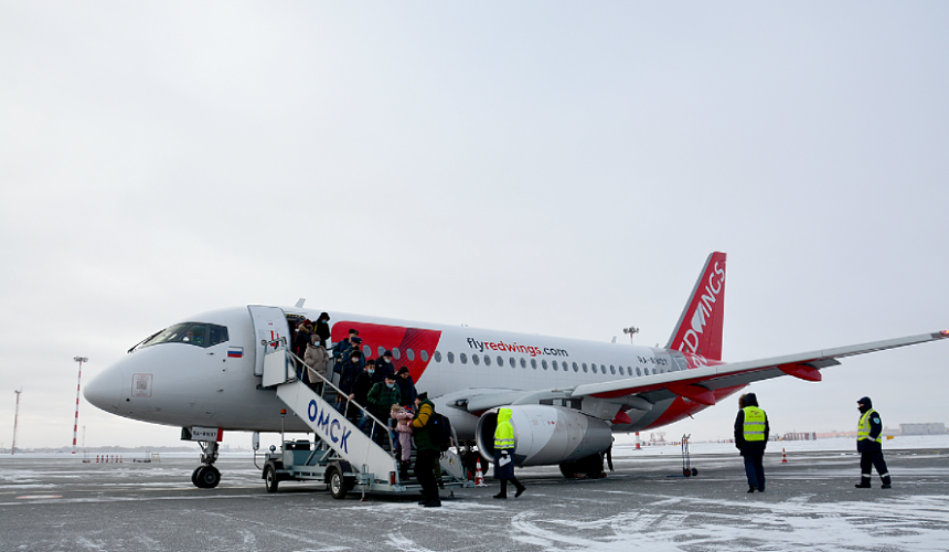 Начало рейса. Ред Вингс авиакомпания 2021. SSJ 100 Red Wings Норильск. Ту 204 ред Вингс в Омске. Полеты авиасообщений Red Wings 100 ssj100.